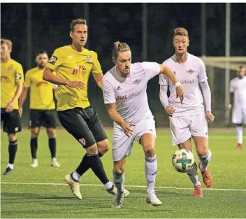  ?? RP-FOTO: RALPH MATZERATH ?? Beeindruck­end: Robin Hömig (vorne), der Torschütze zum 2:1, und Jannik Weber (rechts), der enorm viel arbeitete, sorgte gegen Uerdingen in der Offensive der Baumberger immer wieder für Wirbel.