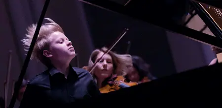  ??  ?? Enfant prodige Alexander Malofeev è un astro nascente del pianoforte nonostante abbia solo 17 anni. Si esibirà a Dobbiaco lunedì proponendo musiche di Beethoven, Ravel e Prokofiev. Ha vinto il concorso Tchaikovsk­y