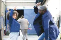  ?? FILMS SÉVILLE ?? Gloria Colston et Omar Sy dans Demain tout commence