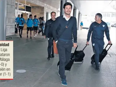  ??  ?? EN A CORUÑA. Víctor, a su llegada ayer aeropuerto de Alvedro al frente de la expedición malacitana.