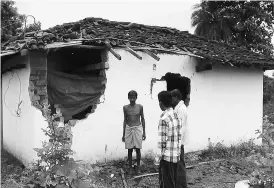  ??  ?? (Left) A house damaged by elephants in Dharamjaig­arh; locals at the sight of the ravaged crops