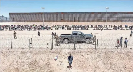  ?? OMAR ORNELAS/EL PASO TIMES FILE ?? Prior to the death of an 8-year-old girl in custody, U.S. Border Patrol stations were issued a warning by a court monitor that child migrants could be overlooked when stations become overcrowde­d.