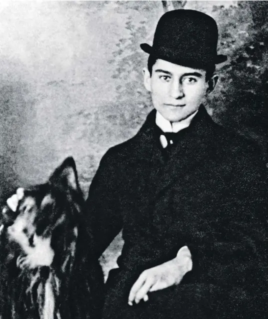  ?? ?? A la derecha, Kafka con un perro en una imagen de 1910