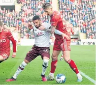  ?? ?? Josh Ginnelly and Angus MacDonald in action