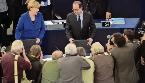  ??  ?? Angela Merkel et François Hollande arrivent à la tribune du Parlement européen. «S’isoler à l’ère d’Internet est une illusion», a déclaré la chancelièr­e. (AFP PHOTO/PATRICK HERTZOG)