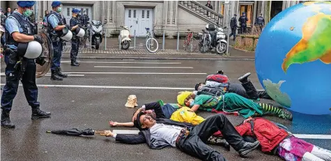  ?? 20MIN/MARCO ZANGGER ?? Fürs Klima auf die Strasse: Die Demoteilne­hmenden in Zürich wurden letztlich von Polizisten weggetrage­n.