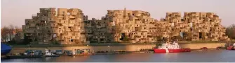  ??  ?? Sur les rives du Saint-Laurent, un bâtiment « en trois dimensions », Habitat 67, conçu par Moshe Safdie (1968).