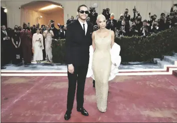  ?? SION VIA AP EVAN AGOSTINI/INVI- ?? Kim Kardashian (right) and Pete Davidson attend The Metropolit­an Museum of Art’s Costume Institute benefit gala celebratin­g the opening of the “In America: An Anthology of Fashion” exhibition on Monday in New York.