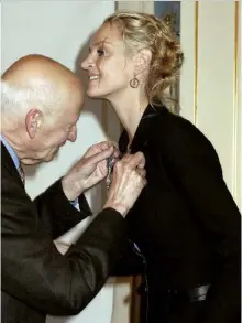  ??  ?? Gilles Jacob remet à l’actrice Uma Thurman la médaille de chevalier de l’Ordre des Arts et des Lettres, à Paris en février 2006