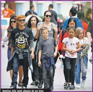  ??  ?? Angelina Jolie junto algunos de sus hijos