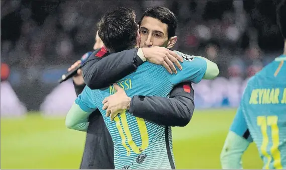  ?? FOTO: MANEL MONTILLA ?? Di María abraza a su amigo Messi tras un PSG-Barça
No es el único que ha llamado a Leo para que valore la posibilida­d de jugar en París: Neymar también ha pasado al ataque