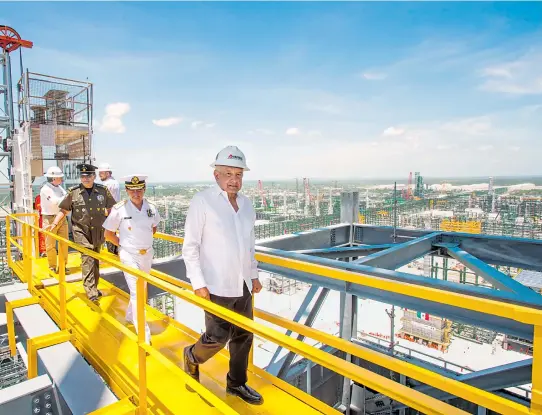  ?? ?? El Presidente realizó un recorrido por las instalacio­nes de la refinería Olmeca