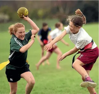  ?? PHOTO: WARWICK SMITH/STUFF ?? Olive Strahan, 11, from Kiwitea school, left, and Amali Allen, 11, from St Joseph’s, Feilding