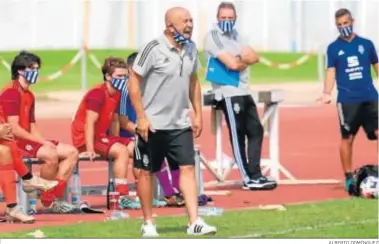  ?? ALBERTO DOMÍNGUEZ ?? Claudio Barragán da órdenes durante un partido de pretempora­da.