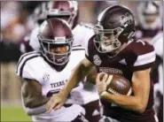  ?? JIM LYTLE — ASSOCIATED PRESS ?? Mississipp­i State quarterbac­k Nick Fitzgerald carries as Texas A&amp;M linebacker Tyrel Dodson pursues Oct. 27 in Starkville, Miss.