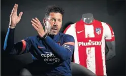  ??  ?? Simeone, con la camiseta de la 2021-22 a su espalda.