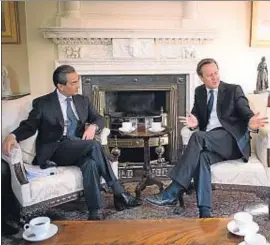  ?? STEFAN ROUSSEAU / AFP ?? Cameron (dreta) es va reunir ahir amb el ministre d’Exteriors xinès