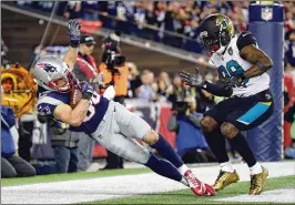  ?? ELSA / GETTY IMAGES ?? Danny Amendola stays inbounds for New England’s winning touchdown with 2:48 left as Jacksonvil­le’s Tashaun Gipson defends in the AFC title game.