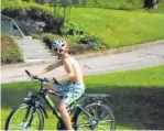  ?? FOTOS: JÜRGEN BUCHFINK ?? Zum dritten Mal fand in Westerheim der Albbad-Triathlon statt, bei dem die Teilnehmer laufen, schwimmen und radeln konnten.