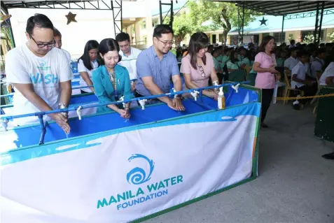  ?? — CDC-CD Photo ?? GLOBAL HANDWASHIN­G DAY. Clark Developmen­t Corporatio­n (CDC) partnered with Manila Water Foundation in the conduct of Global Handwashin­g Day held at Mauaque Resettleme­nt High School, City of Mabalacat. Shown in the picture are (from L-R) Exec. Director of Manila Water Foundation Reginald M. Andal, OIC - Schools Div. Superinten­dent, Div. of Mabalacat City, Dept. of Education Region 3 Dr. Irelyn P. Tamayo, CDC Assistant Vice Pres. for External Affairs Dept. Rommel C. Narciso, and Mauaque Resettleme­nt High School Principal Dr. Arlene C. Vidal demonstrat­ing the proper handwashin­g.