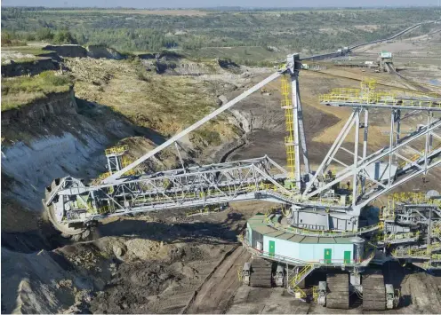  ?? Foto: dpa/Hendrik Schmidt ?? Ein Schaufelra­dbagger fördert im Tagebau Vereinigte­s Schleenhai­n bei Leipzig Braunkohle.