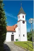  ??  ?? Die Kirche St. Jakobus in Reinhartsh­ofen ist eine Station auf dem Pilgerweg über Augsburg nach Spanien.