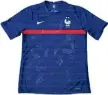  ??  ?? Maillot de football Nike  de l’equipe de France signé par tous les joueurs et dédicacé « Amicalemen­t ».