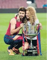  ?? D     D     /  !! ?? A l’esquerra Piqué celebra el seu gol en el 2-6 del 2009; a l’altra foto amb Shakira i la Copa del 2015