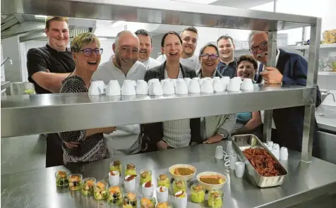  ?? Foto: Maria Gruber ?? Das Team um Rüdiger Greb (ganz rechts) stellte die neue Küche im Gasthof zur Post in Leipheim vor.