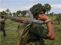  ?? (Getty) ?? Government soldiers patrol through the countrysid­e near Kalkudah in northeaste­rn Sri Lanka, 2006