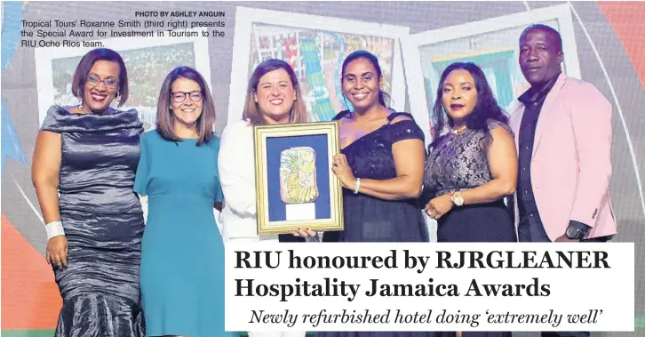  ?? PHOTO BY ASHLEY ANGUIN ?? Tropical Tours’ Roxanne Smith (third right) presents the Special Award for Investment in Tourism to the RIU Ocho Rios team.