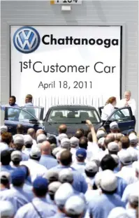  ?? STAFF FILE PHOTO ?? Volkswagen employees open the doors to the newly revealed first customer car produced by the Chattanoog­a Volkswagen plant in 2011.