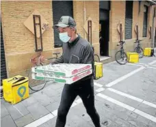  ?? Foto: Javier Bergasa ?? Un repartidor de Glovo, con unas pizzas.