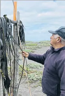  ?? FLAVIA COMPANY ?? Generoso Juan, un habitante de Rinconada de Taucú, en la costa sur, junto al cochayuyo recogido, un apreciado y escaso tipo de algascomes­tibles