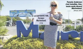  ?? (Photo AFP) ?? Pamela Anderson s’est installée, hier, toute seule devant Marineland.