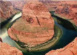  ?? ?? Der mächtige Colorado River ist für die eindrucksv­ollen Landschaft­en des wilden Westens mitverantw­ortlich.