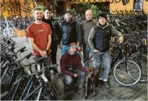  ?? Foto: Fahrradzen­trale ?? In der Stadt oder in den Bergen, fußbetrieb­en oder mit einem Elektromot­or unterstütz­t: Bei Björn Stiebling (hinten, Mitte) findet man das passende Gefährt. Die Fahrradzen­trale ist besonders für ihre große Auswahl an hochwertig­en Mountainbi­kes bekannt.