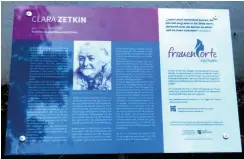  ?? Foto: Hendrik Lasch ?? Die »Frauenorte«-Tafel für Clara Zetkin in Wiederau