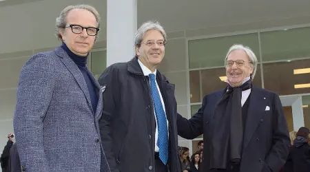  ??  ?? Andrea e Diego Della Valle ieri ad Arquata del Tronto per l’inaugurazi­one della nuova fabbrica Tod’s nel paese terremotat­o