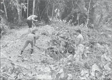  ??  ?? Members of ScC enforcemen­t team uncover the buried logs at a site near Mile O4 of BintuluJMi­ri Road.