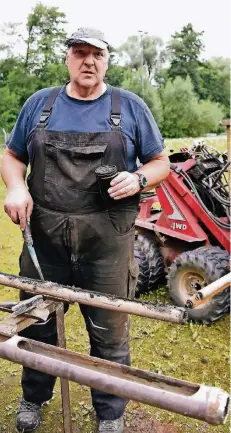  ?? RP-FOTO: DIETRICH JANICKI ?? Geologe Andreas Tohtz setzt auf dem Gelände den Bohrer an, um den Boden zu untersuche­n.