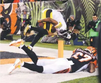  ??  ?? Pittsburgh’s Martavis Bryant makes an acrobatic touchdown reception against Cincinnati’s Dre Kirkpatric­k in the second half of the Steelers’ 18-16 wild-card playoff victory. Gary Landers, The Associated Press