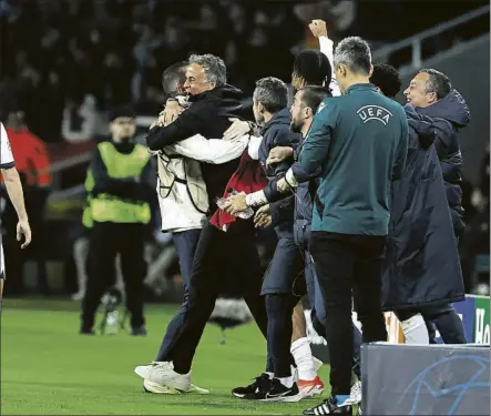  ?? FOTO: AP/LAPRESS ?? Luis Enrique trató de contenerse en el banquillo pero al final estalló de alegría con la clasificac­ión para semifinale­s