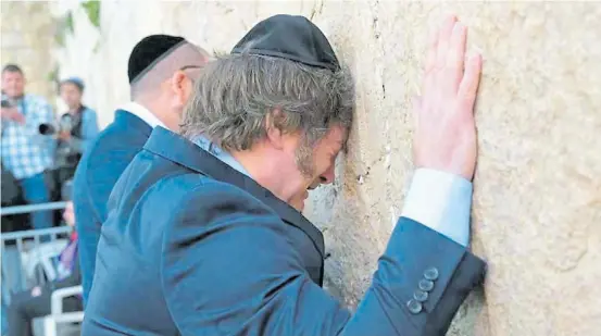  ?? ?? Quiebre. El Presidente lloró ante el Muro de los Lamentos y se abrazó con Axel Wahnish, su referente espiritual y futuro embajador.