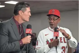  ?? KIRBY LEE/USA TODAY SPORTS ?? Angels manager Ron Washington, right, is interviewe­d by Bally Sports commentato­r Mark Gubicza at his introducto­ry news conference at Angel Stadium of Anaheim.