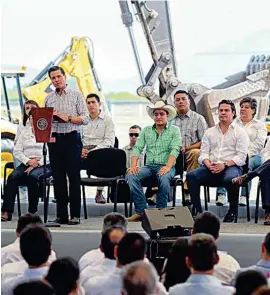  ??  ?? OBRAS. El presidente Enrique Peña Nieto, ayer, en Michoacán.