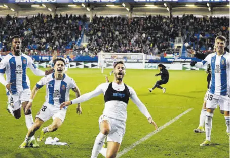  ?? // RCDE ?? El Espanyol tiró de épica para remontar ante un Eibar que ganaba hasta el añadido