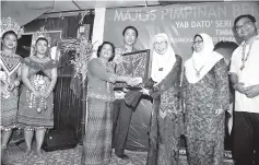  ??  ?? Wan Azizah (third right) receiving a souvenir from the longhouse chief during her visit to Rumah Panjang Rengayan Ng Ruyak in Julau yesterday. - Bernama photo