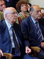  ??  ?? Album Alcune immagini recenti di Paolo Laterza. In alto, con il presidente emerito Silvio Napolitano, suo amico come fu il presidente Ciampi. A destra e sotto, nella libreria di famiglia da solo e insieme al figlio Alessandro (a sinistra) e al nipote Giuseppe (a destra), attuali vertici della casa editrice (rispettiva­mente amministra­tore delegato e presidente)