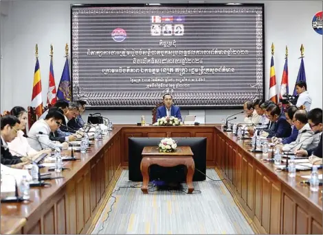  ?? APK ?? Informatio­n minister Neth Pheaktra leads a meeting to review 2023 and determine the ministry’s direction for 2024 on December 29.